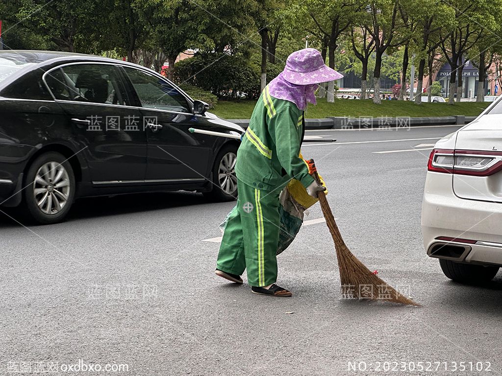 2保洁员保洁女工清洁女工人环卫女工人强盗大街道的人摄影素材编号_NO20230527135102.jpg