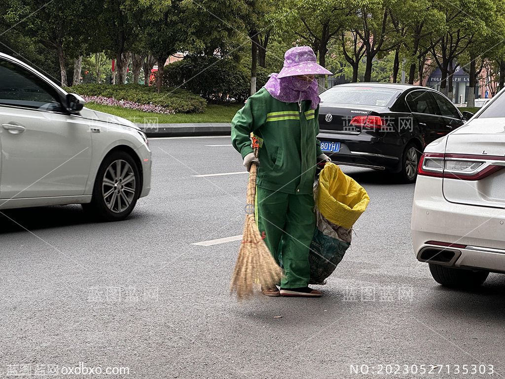 3女环卫工人清洁女工清扫工清洁工扫大街摄影素材编号_NO20230527135303.jpg