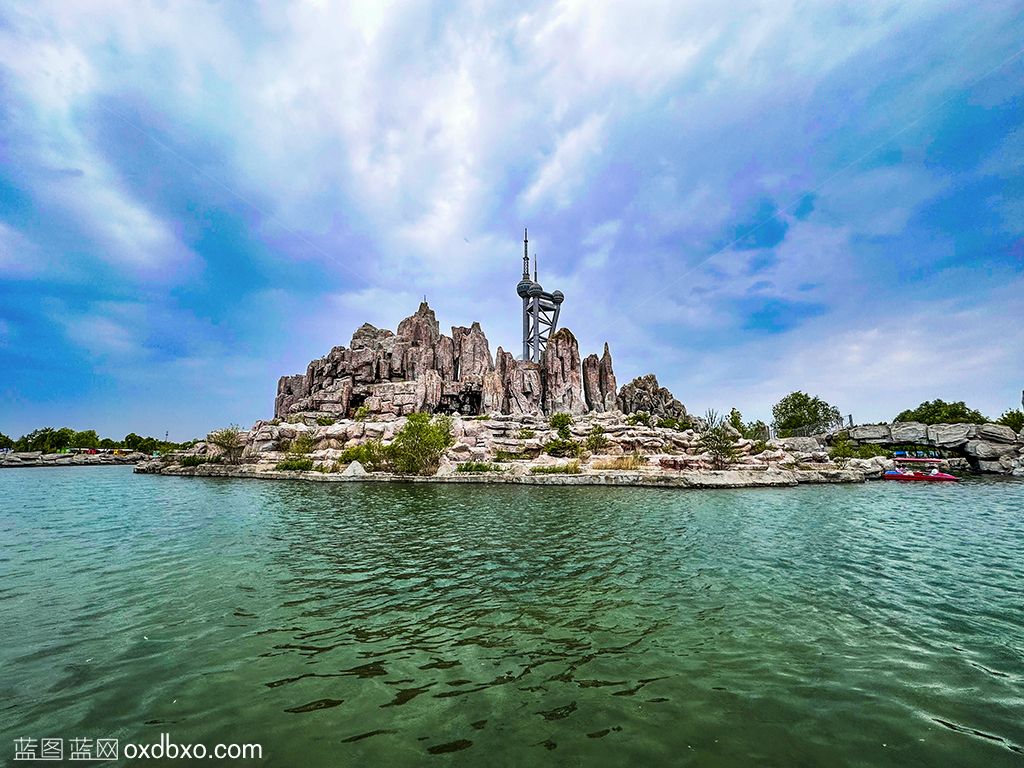 大庆龙凤湿地公园旅游区建筑湖水蓝天摄影图片素材.jpg