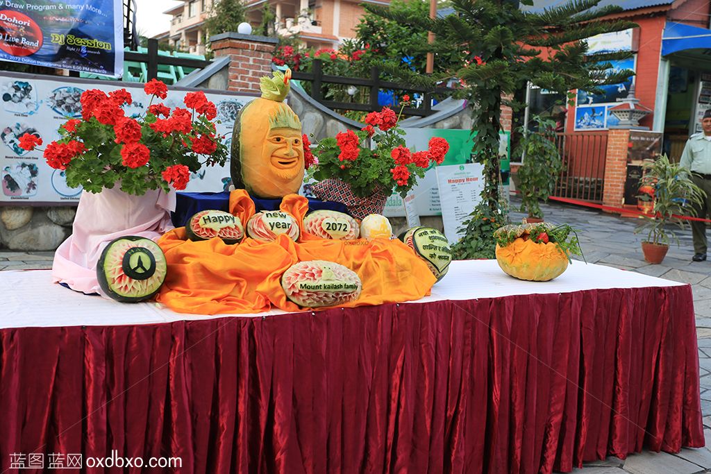 尼泊尔博克拉新年朝圣瓜果雕刻刻画南瓜水果元旦祝福集市异国风光摄影图片素材.jpg