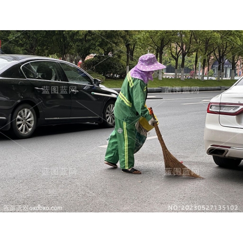 保洁员保洁女工清洁女工人环卫女工人强盗大街道的人摄影素材编号_NO20230527135102