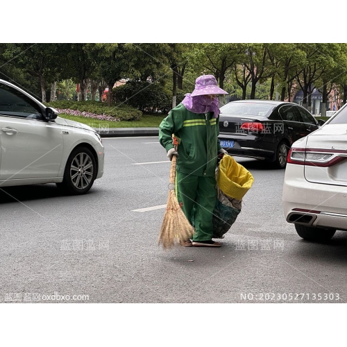 女环卫工人清洁女工清扫工清洁工扫大街摄影素材编号_NO:20230527135303