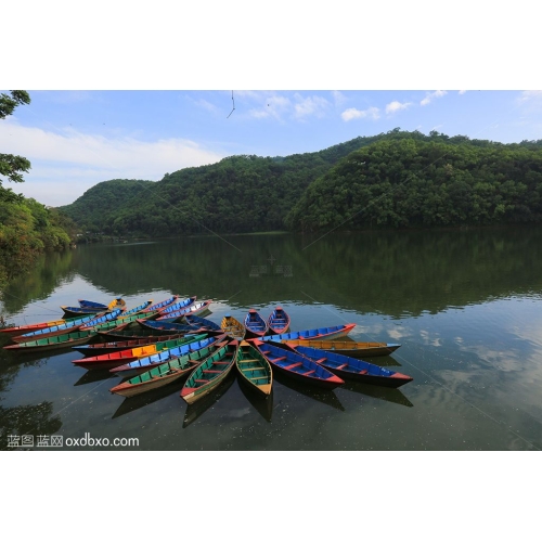 尼泊尔博克拉湖水小船小舟远山湖泊风光摄影图片素材