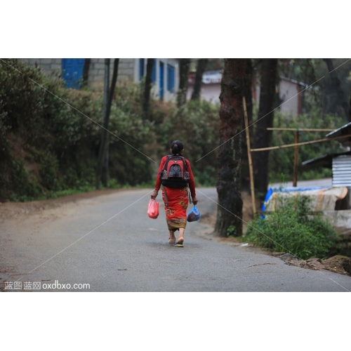 尼泊尔妇女背影手拿食物手提食品图片摄影素材