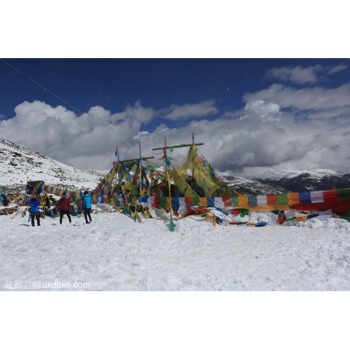 色季拉山口 藏族 西藏 高山 雪山 经幡 高原 白雪 蓝天 冰山 商业摄影 商用图片素材