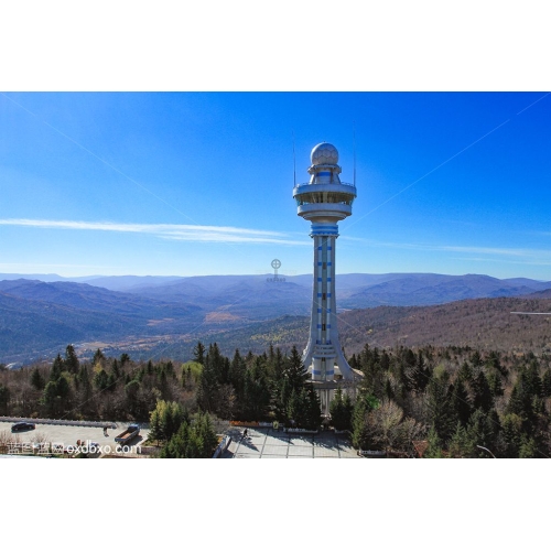 伊春市 兴安森林公园瞭望塔 蓝天白云 山峰 高山 风景 风光 商业摄影商用图片