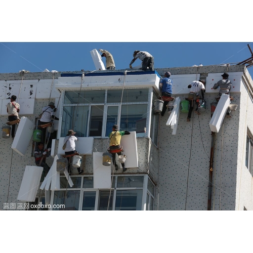 工地 工人 施工 高空 粘苯板 贴苯板 建筑 装饰 吊绳 吊篮 商业 摄影 商用 图片