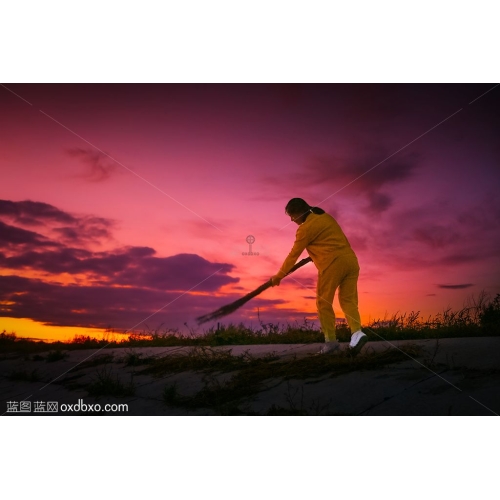 扫地 晚霞 霞光 夕阳 落日 晚霞 清扫 度假 休闲 广角 积云 女人 女 逆光旅游区 商业 摄影 商用 图片